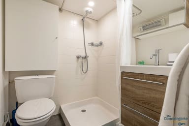 Salle d'eau avec douche et WC