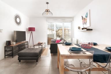 salon, spacieux et lumineux, est doté d'un canapé, d'une table basse, d'une...