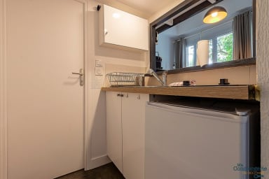 Kitchenette avec plaque vitrocéramique, micro-ondes, cafetière, bouilloire,...