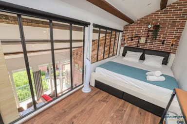 Chambre en mezzanine avec télévision