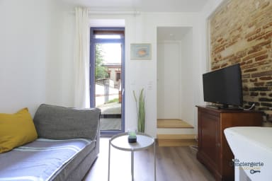 Espace séjour avec coin salon, tv et coin repas