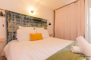 une petite chambre avec un lit 160cm avec placard de rangement et sa salle...