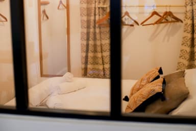 Vue de la chambre à coucher à travers la vitrine côté séjour