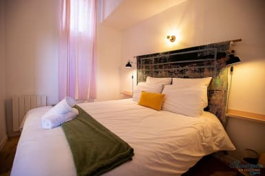 Petite chambre avec un lit 160cm avec sa salle d'eau attenante et un placard...