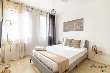 Chambre à coucher avec fenêtre donnant sur une cour intérieur