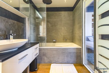 Salle de bain attenante à l'une des chambres