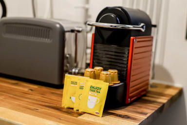 Espace cuisine avec micro-ondes, frigo top, plaque vitro, machine à café...