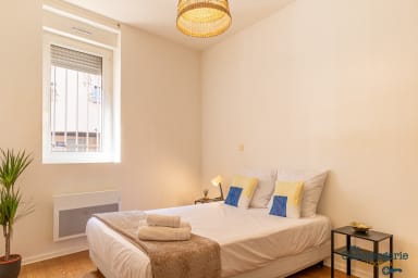 Chambre à coucher avec salle d'eau attenante et fenêtre donnant sur une...