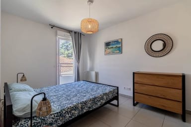 Une chambre au calme qui n'attend que vous avec lit 140*190