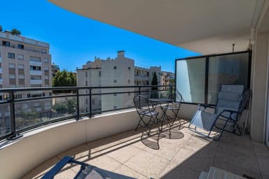 Une terrasse qui invite à la détente et aux repas en plein air