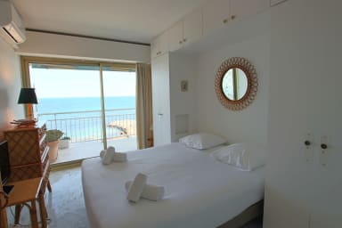 Air conditionned bedroom opening onto a terrace and sea view