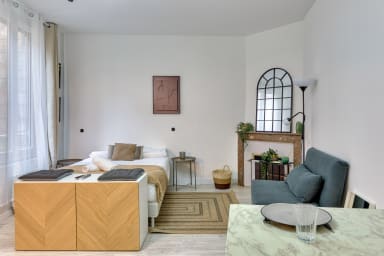 Salon avec lit déjà préparé