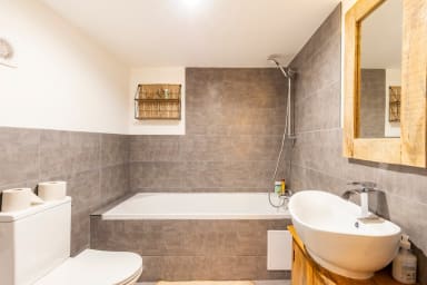 salle de bain avec baignoire