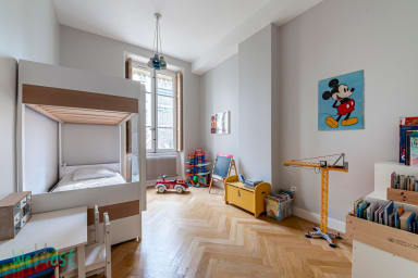 Chambre 2 avec lits superposés donnant sur cour et jouets pour enfants