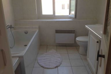 Salle de Bain avec baignoire