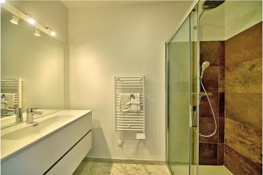 Salle de bain chambre 2 avec douche à l'italienne
