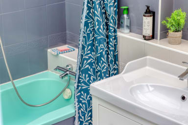 Salle de bain avec baignoire