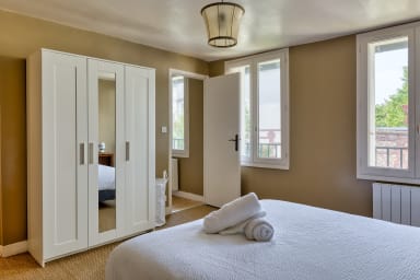 chambre avec lit et rangement