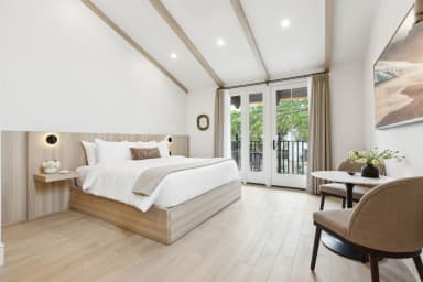 King-size bed, sleeps 2, seating area, and 65