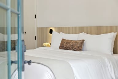 King-size bed, sleeps 2, seating area, and 65