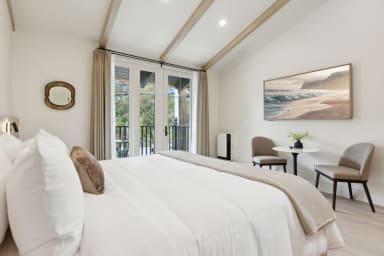King-size bed, sleeps 2, seating area, and 65