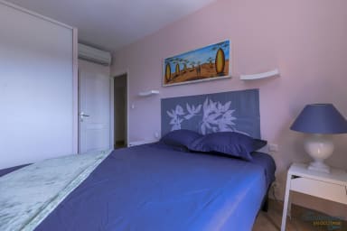 Chambre à coucher avec lit double et penderie