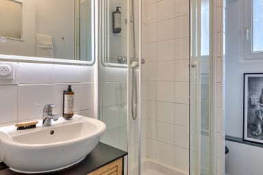 Salle de bain avec douche