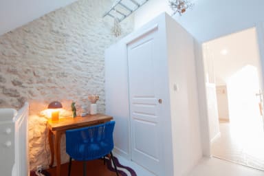 Espace de travail lumineux avec bureau en bois et chaise confortable. Idéal...