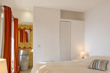 Chambre queen size avec douche