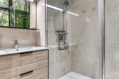 Salle de bain avec douche