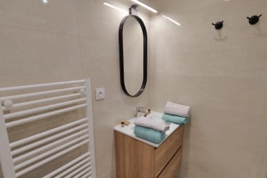 Salle de bain avec douche