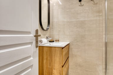 Salle de bain avec douche