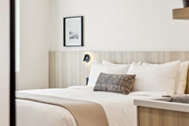 King-size bed, sleeps 2