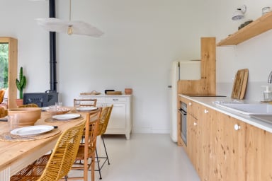 Jolie espace pour cuisiner et déguster des bons plats