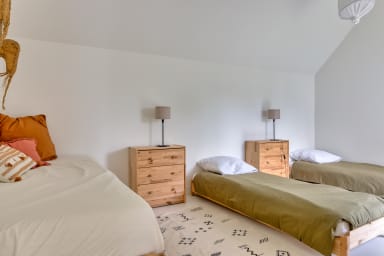 Dortoir spacieux avec un lit double et deux lits simple