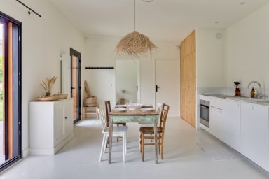 Cuisine aménagée et équipée ouverte sur séjour