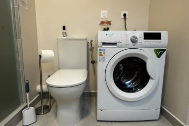 Machine à laver à disposition.