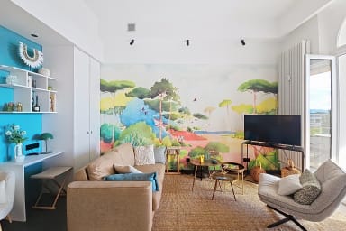 Salon et espace de travail confortable et lumineux