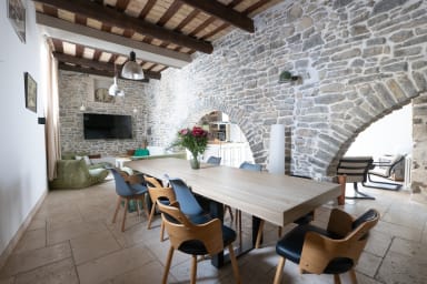 Salle à manger conviviale – Grande table pour 14 convives, parfaite pour vos...