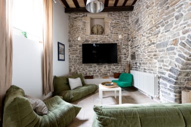 Salon principal spacieux avec grand canapé / Main living room with large sofa