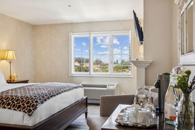 King-size bed, sleeps 2, DirecTV subscription, fireplace