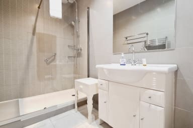 Salle de douche avec wc