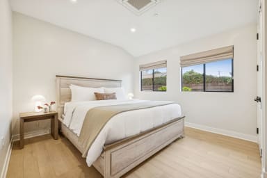 California King bed, sleeps 2, smart TV