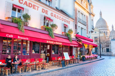Café typique de Montmartre près de la Basilique du Sacré-Cœur ambiance...