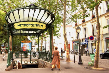 Entrée du métro Abbesses ligne 12 Montmartre à 5 minutes à pied du logement