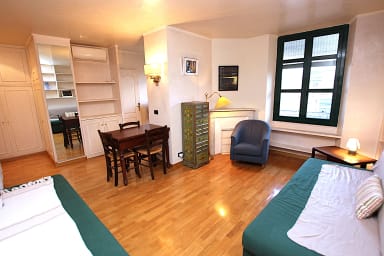 salon climatisé avec table à diner