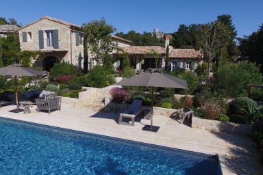 Façade et piscine vue sur le village d'Eygalières