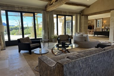 salon avec vue sur les Alpilles