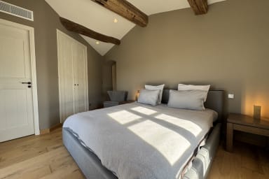 chambre ensuite avec lit 180x200cm, dressing, TV et vue des les Alpilles