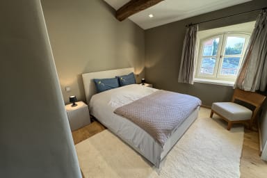 chambre  ensuite avec lit 160x200cm, grands placards et vue sur le jardin